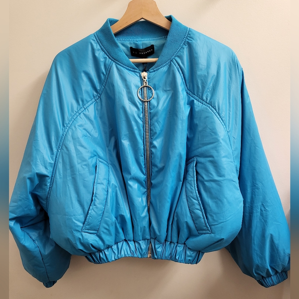 NO VACANCY NWT CROPPED LIGHT BLUE PUFFER BOMBER MEDIUM WITH POCKETS